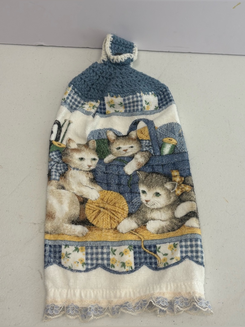 1 Crochet Top Hanging Kitchen Towel Cats Kittens Playing with Yarn Franco blue
